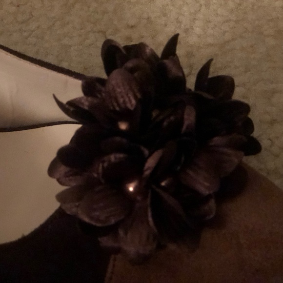 ANDIAMO Delish # 752225. Brown/ 2 tone Flower Pumps Heels Shoes Size 10M. - Picture 8 of 9